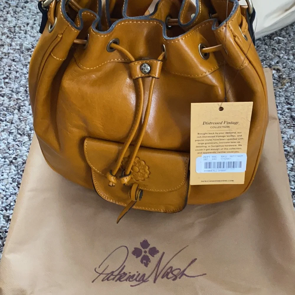 Patricia Nash crossbody bucket bag NWT & dust bag.